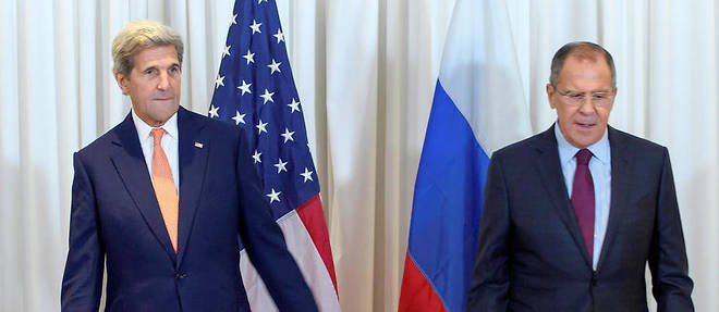 Le secretaire d'Etat americain John Kerry et le ministre russe des Affaires etrangeres Serguei Lavrov.