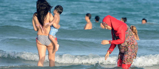 Une femme en burkini sur la plage