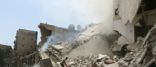 Debris d'immeubles apres un bombardement sur la ville d'Alep en Syrie, le 27 aout 2016