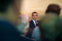 Pr&eacute;sidentielle : Emmanuel Macron lance son OPA sur le centre