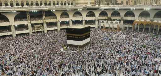 Des fidèles musulmans tournent autour de la Kaaba, le 6 septembre 2016, quelques jours avant le lancement du grand pèlerinage de La Mecque © AHMAD GHARABLI AFP