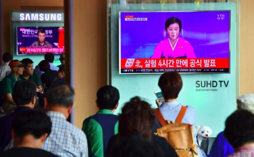 Des Sud-Coréens regardent sur un écran TV une présentatrice nord-coréenne annonçant le 5e essai nucléaire réussi de Pyongyang, le 9 septembre 2016 à Séoul © JUNG YEON-JE AFP