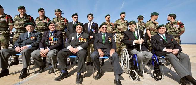 Plusieurs membres des commandos Kieffer, a Ouistreham, en 2014, a l'occasion de la commemoration du debarquement. Yves Meudal est assis a gauche.