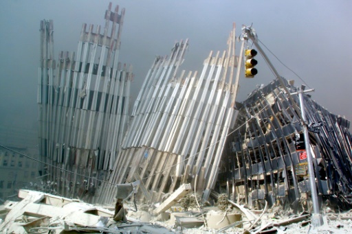 Ce qui reste des tours jumelles du World Trade Center après leur effondrement, le 11 septembre 2001 à New York © DOUG KANTER AFP/Archives