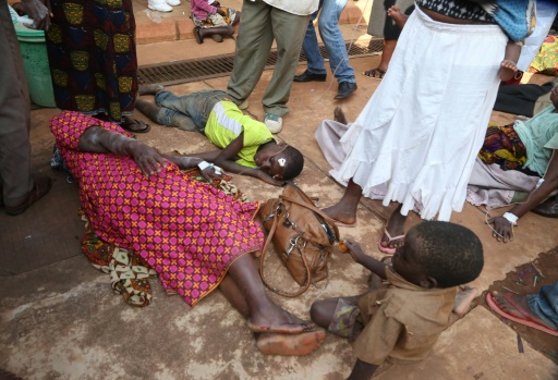 Des personnes blessées dans un tremblement de terre attendent couchées sur le sol d'être soignées à l'hôpital de Bukoka, le 10 septembre 2016 en Tanzanie ©  AFP