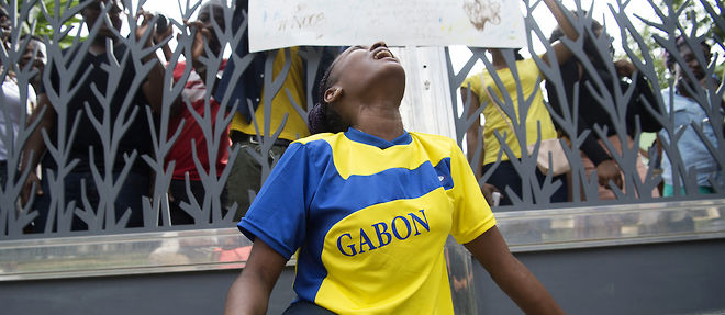 1er septembre 2016. A la suite de la proclamation des resultats par la Cenap le 31 aout 2016, une etudiante gabonaise manifeste sa colere et son desarroi devant l'ambassade du Gabon a Rabat, au Maroc.