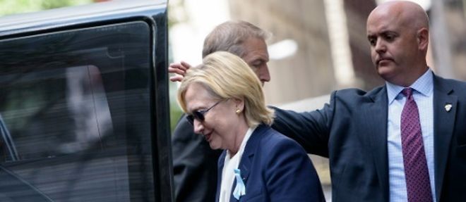 La candidate democrate a la presidence americaine Hillary Clinton monte en voiture apres avoir quitte l'appartement de sa fille, le 11 septembre 2016 a New York