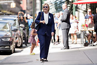 Hillary Clinton r&eacute;appara&icirc;t apr&egrave;s quatre jours de repos