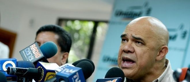 Le porte-parole la coalition de la Table pour l'unite democratique (MUD) Jesus Torrealba, lors d'une conference de presse le 15 septembre 2016 a Caracas  