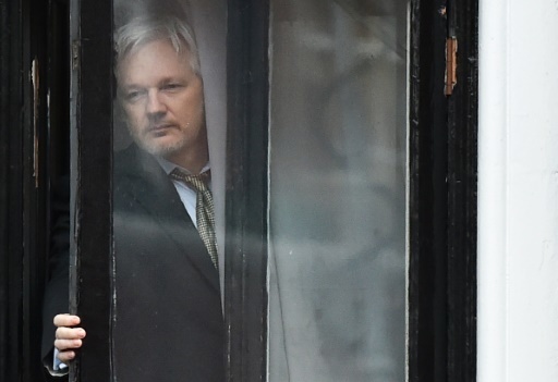Julian Assange au balcon de l'ambassade d'Equateur le 5 fevrier 2016 a Londres 