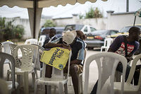 Un partisan du candidat de l’opposition Jean Ping attend les résultats officiels de la présidentielle gabonaise, le 31 août 2016. 