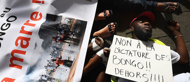 Un Gabonais manifeste contre les Bongo a Marseille, en France, le 4 septembre 2016. 