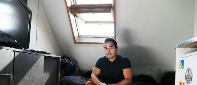 Ivan Lopez pose dans son "appartement de 7 m2 dans le 5e arrondissement de Paris, le 14 septembre 2016 