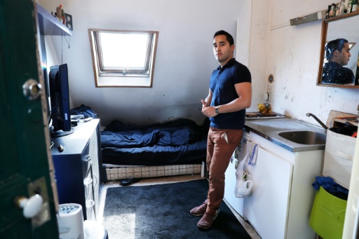Ivan Lopez pose dans son "appartement de 7 m2 dans le 5e arrondissement de Paris, le 14 septembre 2016  ©  AFP