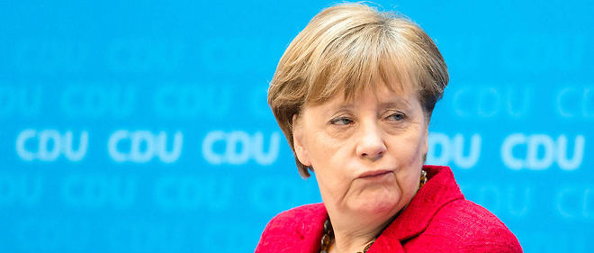 Angela Merkel est a nouveau sanctionnee pour sa politique des bras ouverts vis-a-vis des refugies .