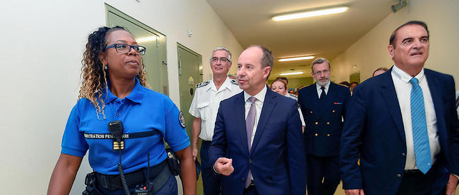 Jean-Jacques Urvoas, en visite a la prison de Beziers le 1er septembre. Avec celle de Fresnes, mardi 20 septembre, le ministre en a visite plus d'une dizaine depuis le debut de son mandat Place Vendome. 