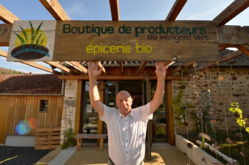 Le maire de Saint-Pierre-de-Frugie (Dordogne) Gilbert Chabaud pose devant l'épicerie bio où les agriculteurs locaux vendent eux-mêmes leur production, le 12 septembre 2016. © PASCAL LACHENAUD AFP