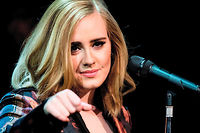 Adele d&eacute;die son concert new-yorkais &agrave; Brad Pitt et Angelina Jolie