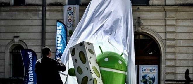 Une statue de Bugdroid, symbole du systeme d'exploitation de Google, est devoilee a Montelimar, le 21 septembre 2016, pour celebrer le lancement d'Android 7.0 "Nougat"