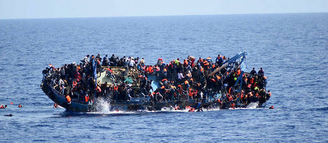 L'embarcation transportait environ 450 refugies.