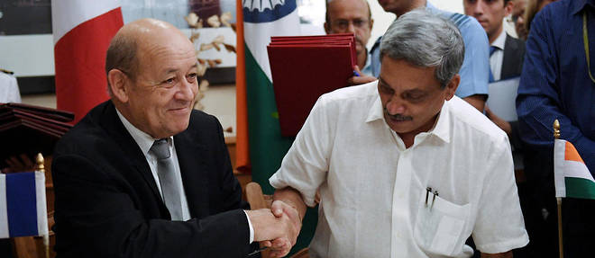 Le ministre de la Defense francais, Jean-Yves Le Drian, et son homologue indien, Manohar Parrikar, lors de la signature du contrat.