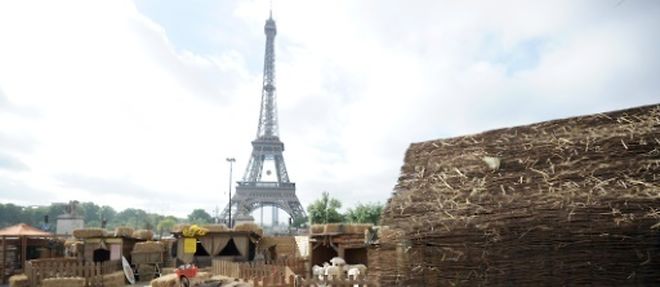 Un ane et des chevres sont pris en photo sur l'esplanade du Trocadro face a la Tour Eiffel, le 23 mai 2014 avant la "Nuit Verte", fete de la biodiversite et de l'agriculture. 