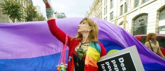 Camille Cabral, transexuelle d'origine bresilienne, elue conseillere du XVIIe arrondissement de Paris en mars 2001, defile lors d'une manifestation de transexuels, le 04 octobre 2003 dans les rues de Paris.