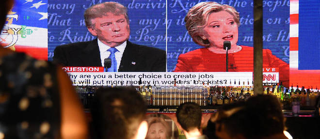 Des supporteurs d'Hillary Clinton regardent le debat avec Donald Trump sur un ecran geant a West Hollywood, en Californie.