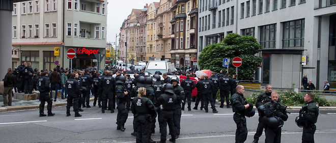 Des forces de l'ordre deployees a Bautzen, en Allemagne, pour encadrer une manifestation de militants d'extreme gauche apres des affrontements entre jeunes refugies et militants d'extreme droite.  