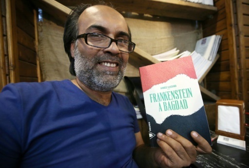 L'ecrivain irakien Ahmed Saadawi pose avec son roman "Frankenstein a Bagdad" le 4 aout 2016 a Bagdad