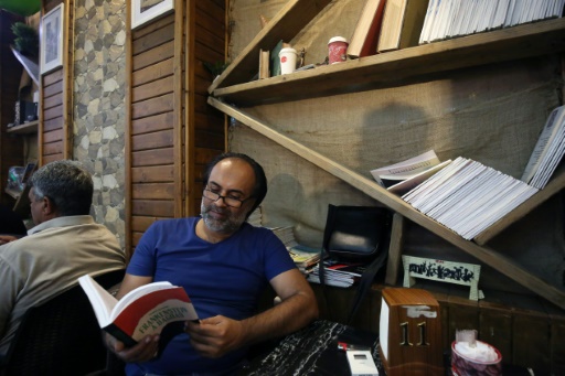 L'écrivain irakien Ahmed Saadawi pose avec son roman "Frankenstein a Bagdad" le 4 août 2016 à Bagdad © AHMAD AL-RUBAYE AFP