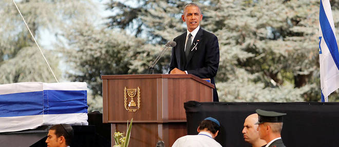 Barack Obama a rendu hommage a un "geant" dans son eloge. 