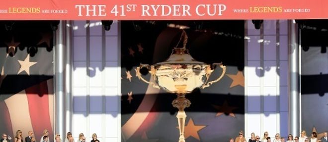 Les equipes americaine et europeenne de Ryder Cup suivent l'hymne des Etats-Unis a Chaska, le 29 septembre 2016