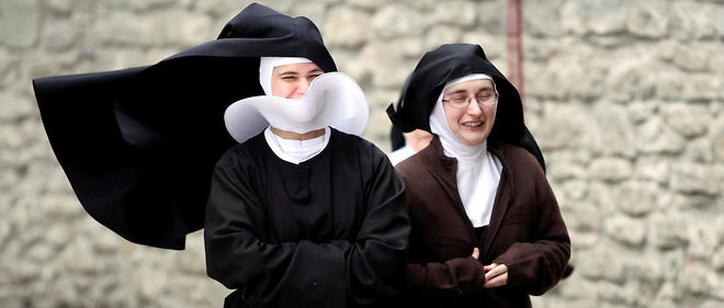 Deux nonnes italiennes accueillant le pape Benoit XVI.