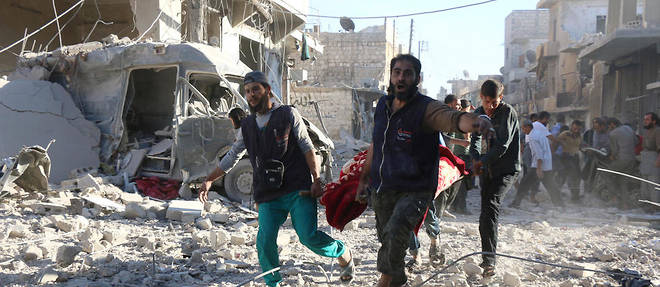 Evacuation d'un blesse apres des bombardements sur le quartier d'Heluk, dans la partie d'Alep tenue par les rebelles.  