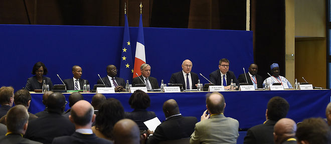 Le ministre francais des Finances, Michel Sapin, entoure des responsables de la zone Franc, lors de la rencontre annuelle d'octobre 2015.