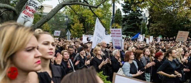 Manifestation en faveur de l'avortement, le 1er octobre 2016 devant le Parlement a Varsovie, en Pologne