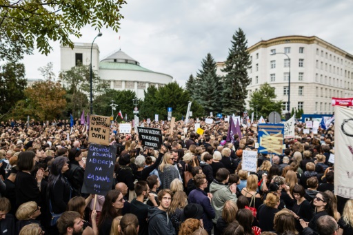 Manifestation en faveur de l'avortement, le 1er octobre 2016 devant le Parlement à Varsovie, en Pologne © WOJTEK RADWANSKI AFP