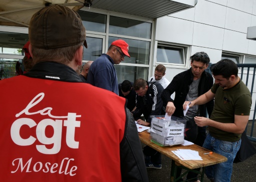 Des salariés votent lors du  référendum d'entreprise consultatif organisé le 11 septembre 2015 à l'usine Smart à Hambach  © JEAN-CHRISTOPHE VERHAEGEN AFP/Archives