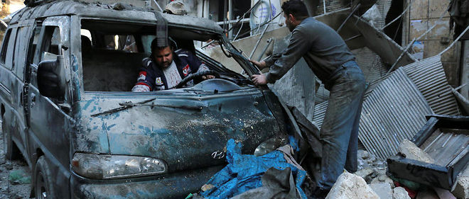 Des Syriens pris dans les bombardements des quartiers rebelles a Alep.