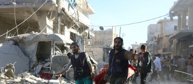 Un blesse transporte apres des raids aeriens, le 30 septembre 2016 a Alep