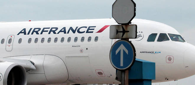 Le Canard enchaine a enquete sur les cas de radicalisation au sein d'Air France. La compagnie assure que les passagers sont en "securite absolue".