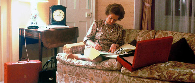 A l'oeuvre. Margaret Thatcher au 10 Downing Street, a Londres, en juin 1983.
 