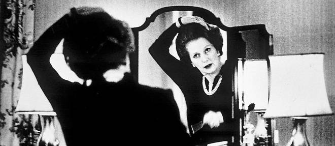 Conquerante. Au 10 Downing Street, Margaret Thatcher est chez elle. Installee au poste de Premier ministre depuis mai 1979, la voici devant son miroir, pendant les elections de 1983, que les torys remporteront haut la main.