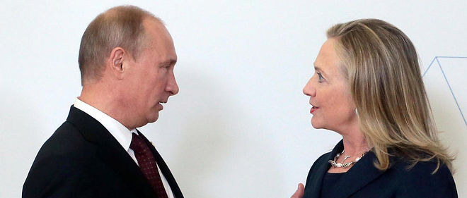 En 2012, Vladimir Poutine fraichement elu a la presidence accueille la secretaire d'Etat Hillary Clinton a Vladivostok. Celle-ci avait mis en cause le caractere democratique de l'election presidentielle russe.