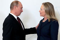 En 2012, Vladimir Poutine fraichement elu a la presidence accueille la secretaire d'Etat Hillary Clinton a Vladivostok. Celle-ci avait mis en cause le caractere democratique de l'election presidentielle russe. (C)(C) POOL New / Reuters
