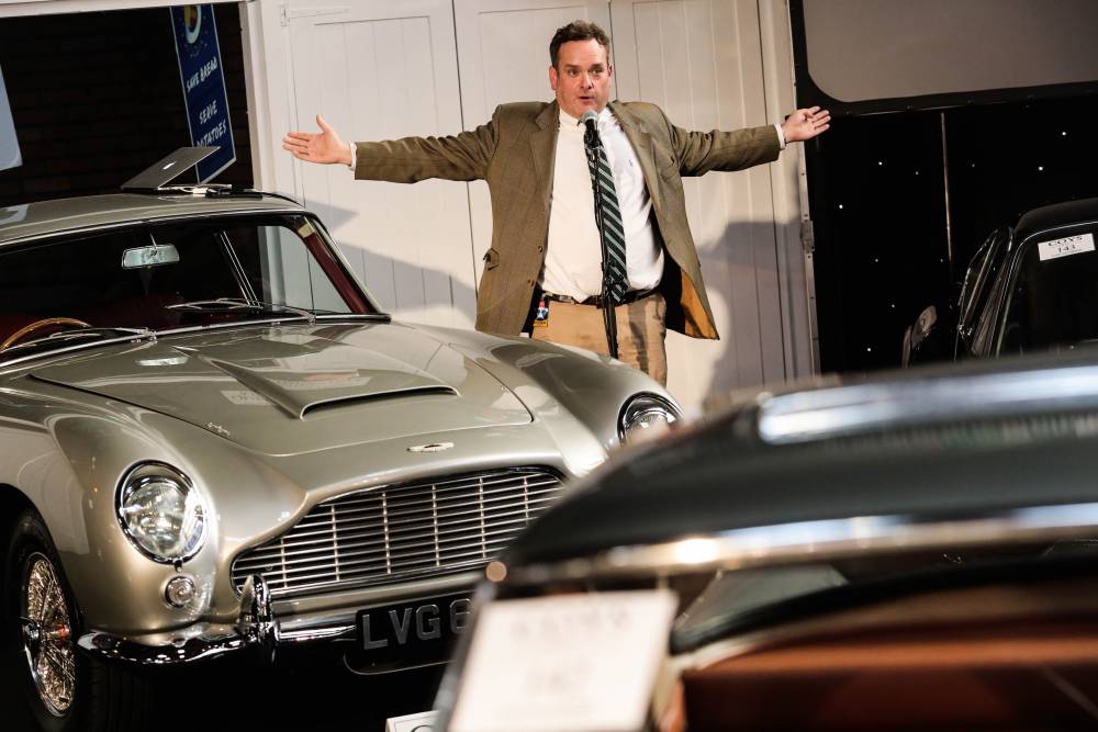 Au Mondial : et si on achetait une Cadillac dorée à la feuille ...