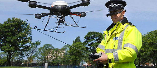 Le policier Derek Charlton de Merseyside Police experimente un drone de surveillance a Liverpool.