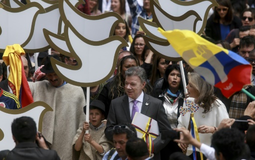 Le président colombien Juan Manuel Santos, le 25 septembre 2016 à Bogota se dirige vers l'Assemblée avec la copie de l'accord de paix historique conclu avec les Farc © IVAN VALENCIA AFP/Archives