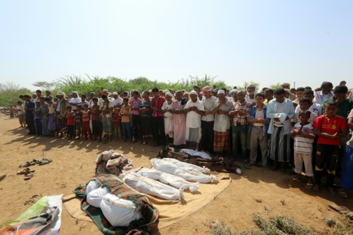 Enterrement des membres d'une famille tués dans des raids à Bajil, au Yémen, le 8 octobre 2016 © STRINGER AFP